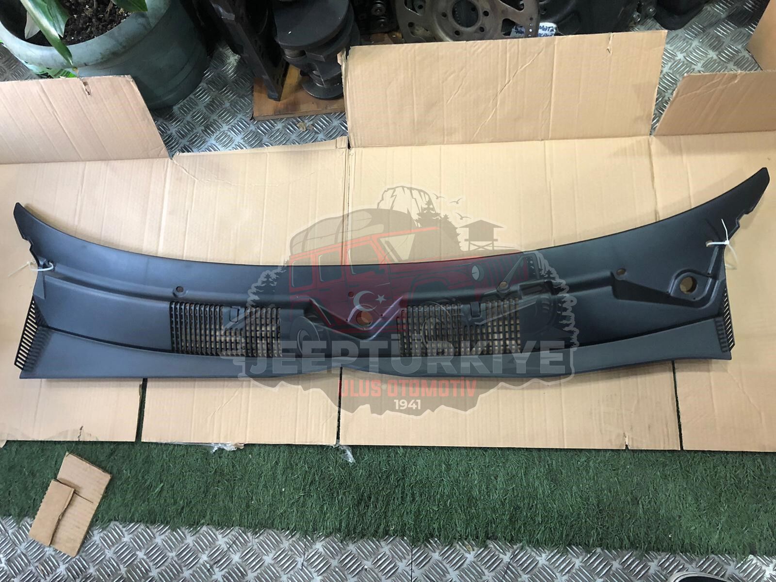 GRAND CHEROKEE WIPER GRILLE 1993/1998 55115794